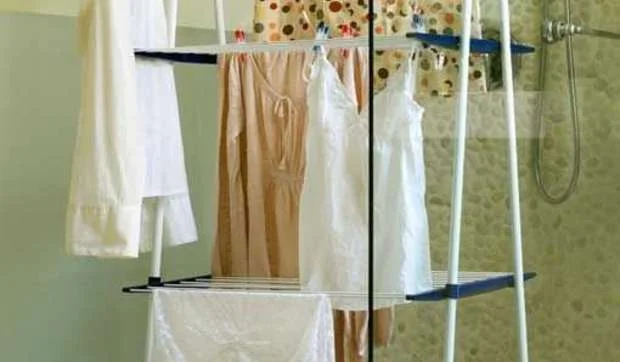 Tendedero de pie vertical para espacios pequeños