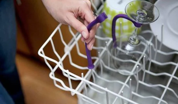Tether, un sencillo invento para lavar las copas en el lavavajillas sin que se rompan