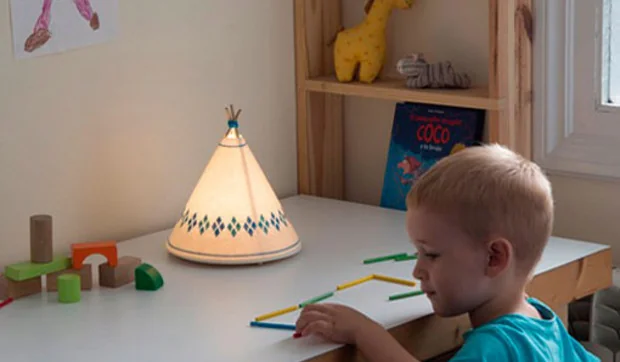 Tipi, encantadora lámpara de mesa para iluminar espacios infantiles