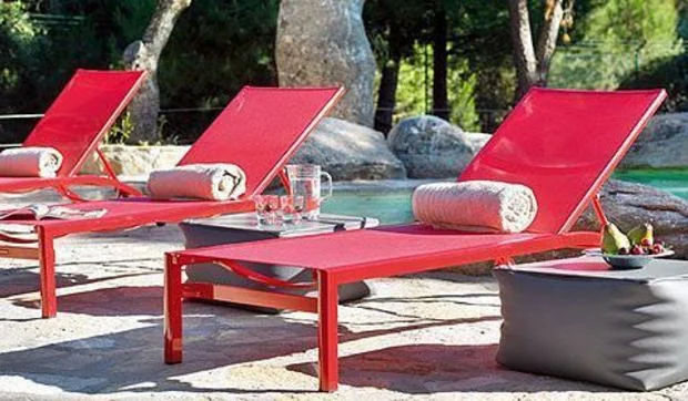 Tumbonas de diferentes estilos para la piscina