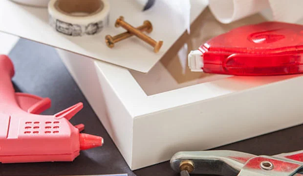 Un álbum de fotos expuesto en un marco de pared