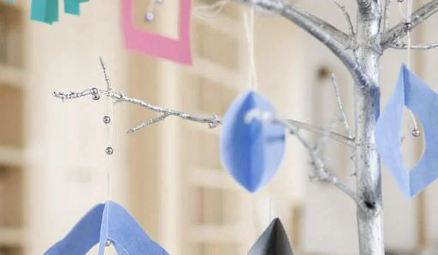 Un árbol de Navidad con adornos de papel