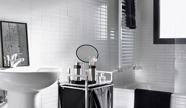 Un baño decorado en blanco y negro