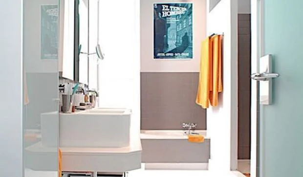 Un baño muy luminoso y funcional