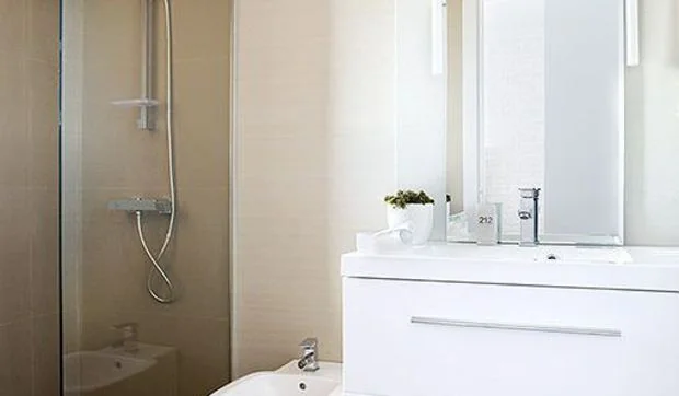 Un baño pequeño con ducha