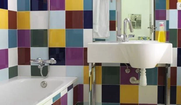 Un baño con aire retro