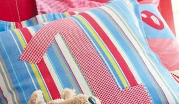 Un cabecero infantil con maderas recicladas