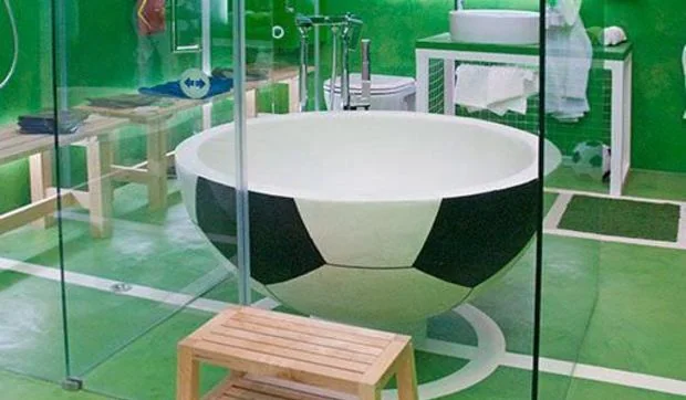 Un campo de fútbol en el baño