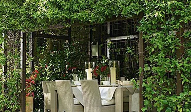 Un cenador de diseño en el jardín