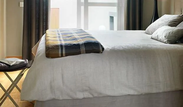 Un dormitorio con baño y vestidor