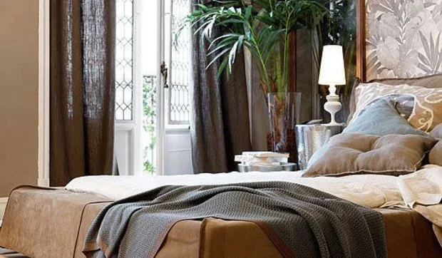 Un dormitorio con baño y zona de lectura