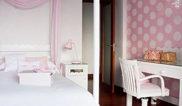 Dormitorio con dosel para una niña