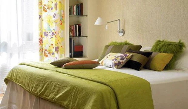 Un dormitorio con vestidor