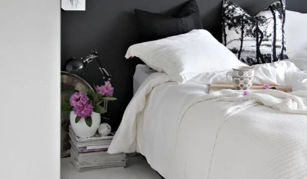 Un dormitorio decorado en blanco y negro