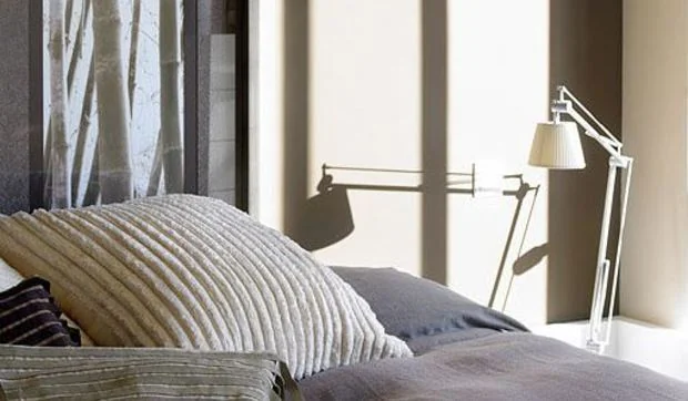 Dormitorio decorado en tonos neutros