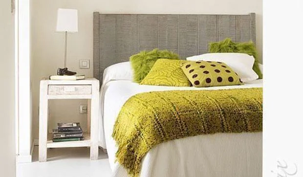 Un dormitorio pequeño decorado en blanco