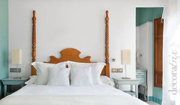 Un dormitorio rústico decorado en turquesa 