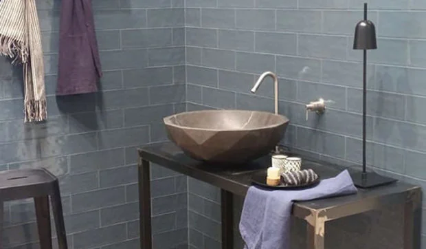 Dale un toque elegante a tu baño con un lavabo de piedra natural