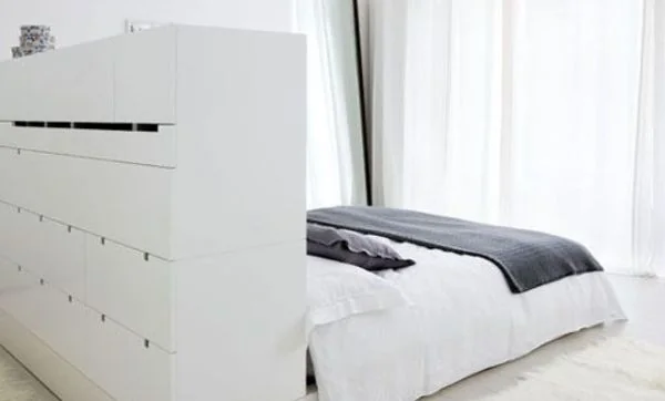 Un mueble bajo que hace las veces de cabecero