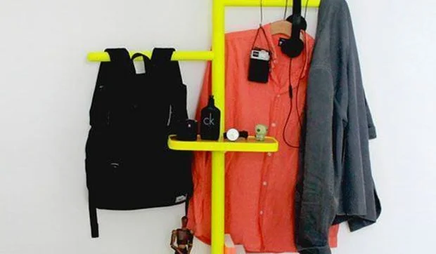 Un perchero de pie desmontable para espacios pequeños