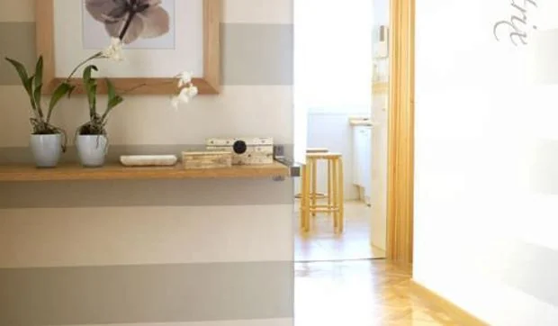 Un recibidor a rayas