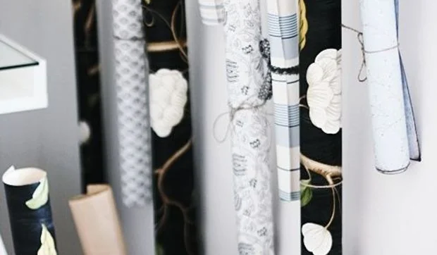 Un rincón de trabajo en blanco y negro