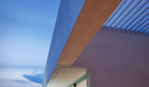 Un salón clásico en un chalet de estilo minimalista