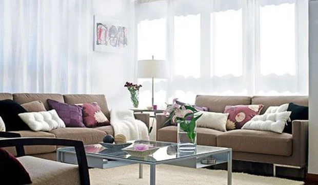 Un salón con comedor decorado en tonos neutros