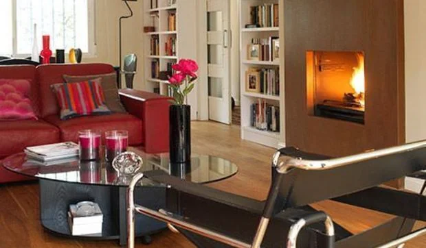 Un salón con libros