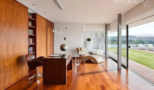 Un salón moderno con piscina