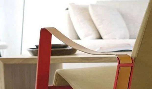 Un salón de doble altura decorado en tonos neutros