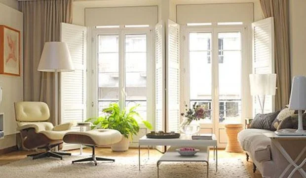 Un salón de estilo moderno en un piso antiguo