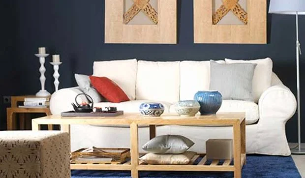 Un salón decorado en azul petróleo