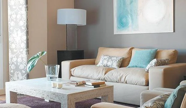 Un salón decorado en tonos tierra y azules