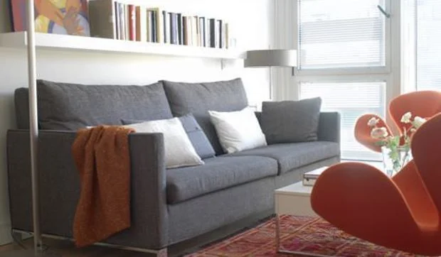 Un salón moderno de planta alargada