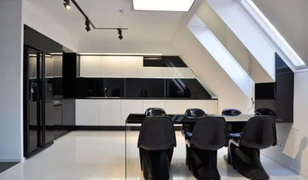 Un salón... perdón, una cocina en blanco y negro