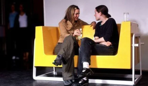 Un sofá que se convierte en mueble bar