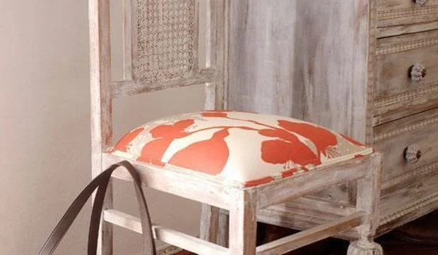 Tocador antiguo y silla restaurados