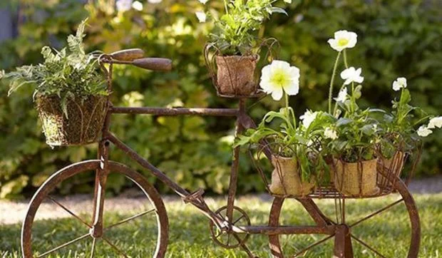 Una bicicleta reciclada en macetero