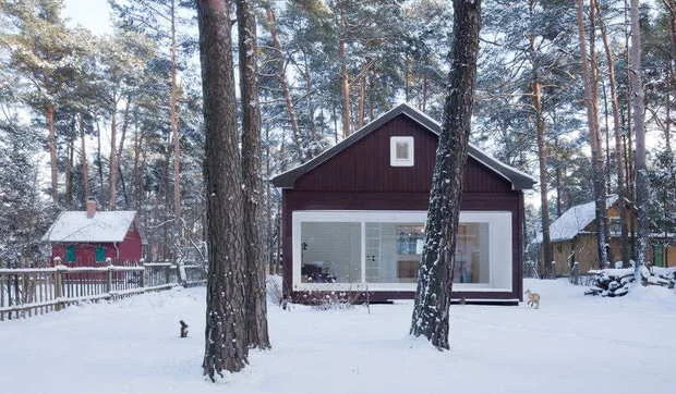 Una cabaña de cuento en la nieve