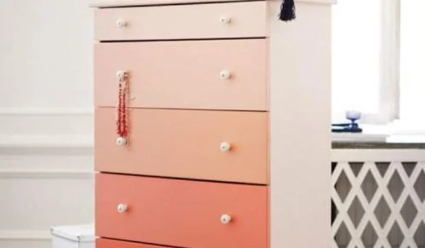 Una cajonera transformada con pintura en varios tonos