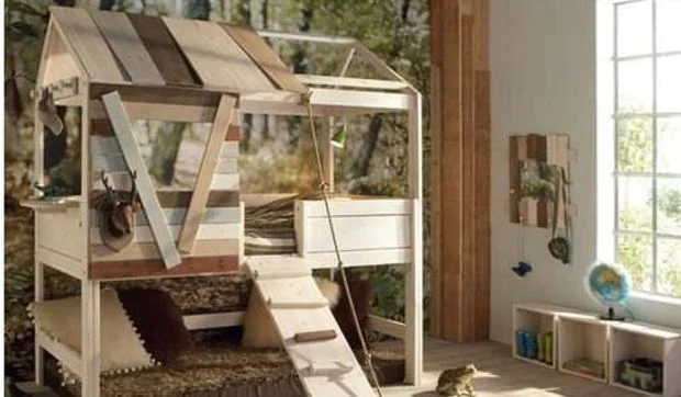 Una cama en la cabaña del árbol