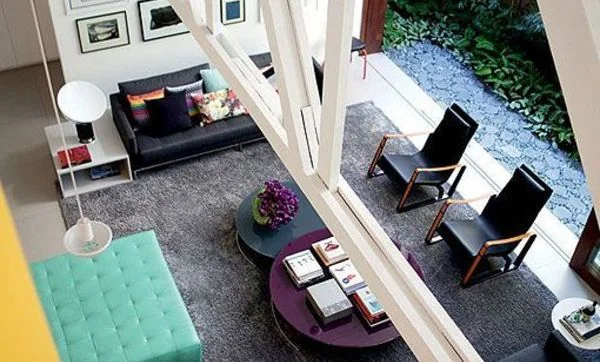 Una casa de dos alturas llena de detalles