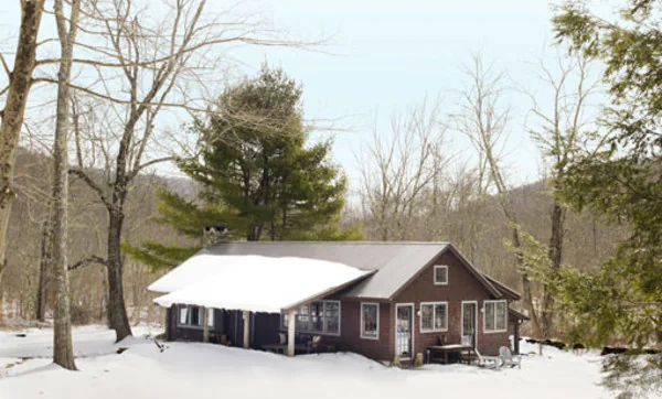 Casa en el campo de piedra y madera