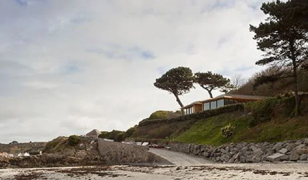 Una casa familiar integrada en el paisaje