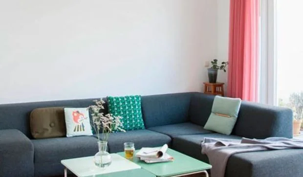 Casa familiar moderna y ordenada con precisos toque de color