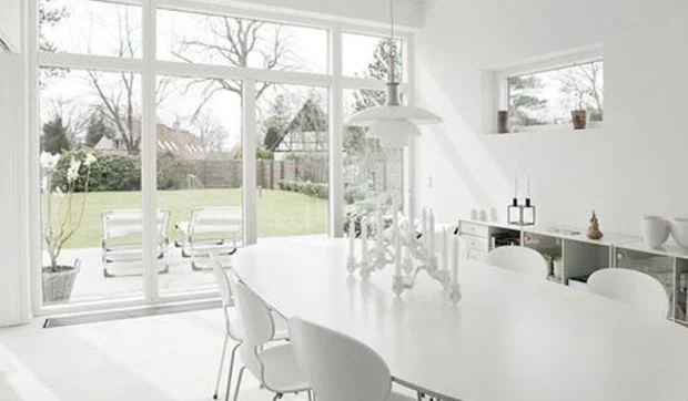 Casa moderna decorada en blanco, que respira armonía y tranquilidad