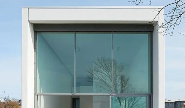 Una casa prefabricada de hormigón y cristal 