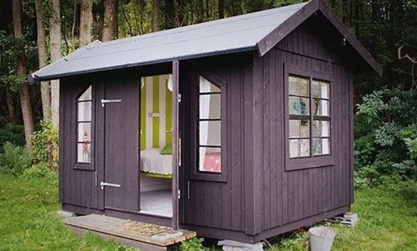 Casita de madera en el jardín