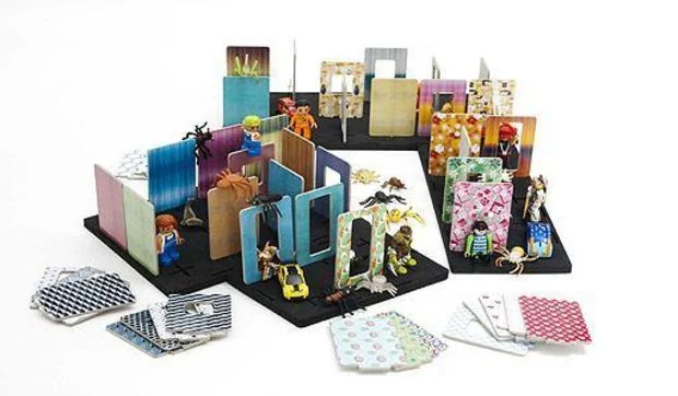 Una casita hecha con tarjetas de cartón